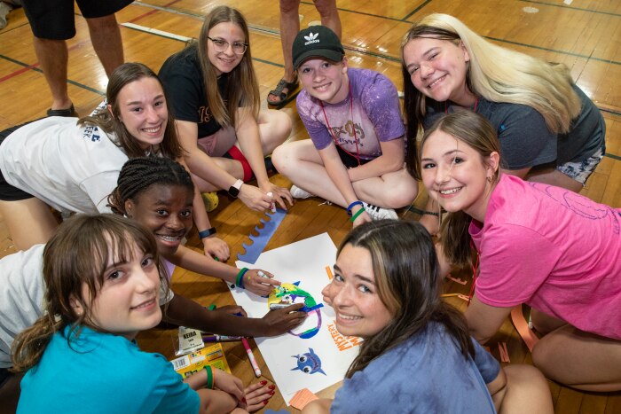 Por meio dos Interact Clubs, jovens de 12 a 18 anos se conectam uns com os outros em suas comunidade...