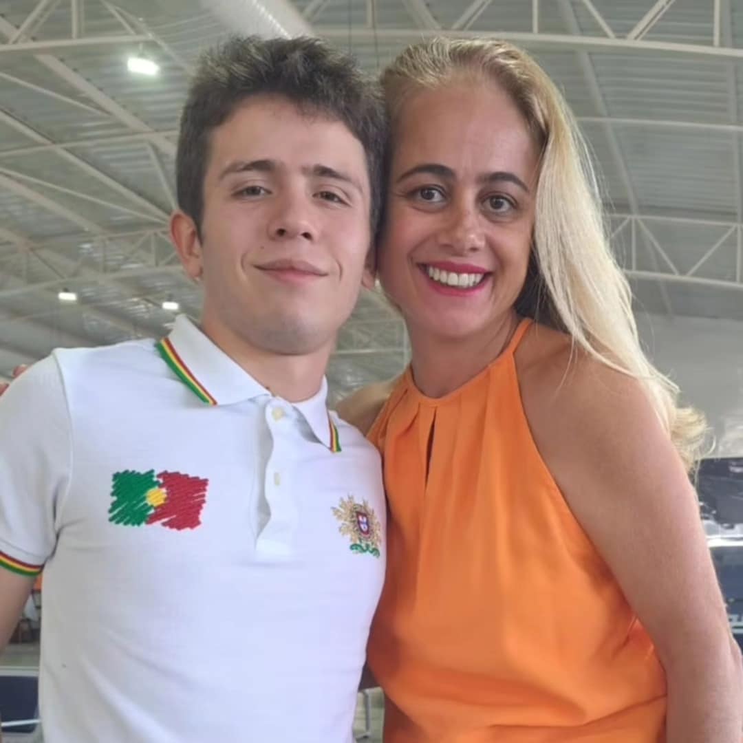 Texto do YEP4480:

Em nosso chegadas e partidas de hoje temos a despedida do nosso querido francês L...