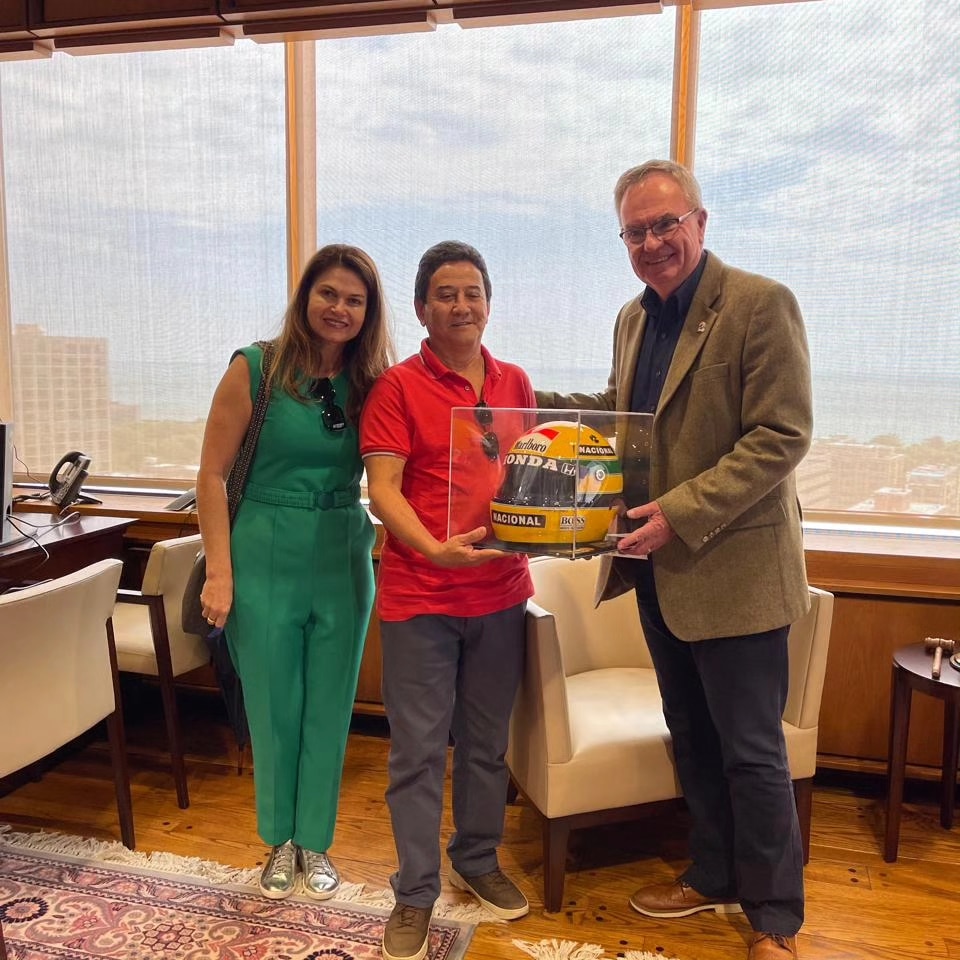 Texto do Gov. Gerson Januário:

Ontem (13.06) eu e a Rosângela estivemos em Chicago. Não poderíamos ...