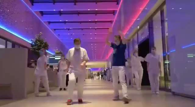 Apropos Aufarbeitung.

Das ist übrigens in meinen Augen noch immer DAS Zeitdokument zu Corona:

Die ...