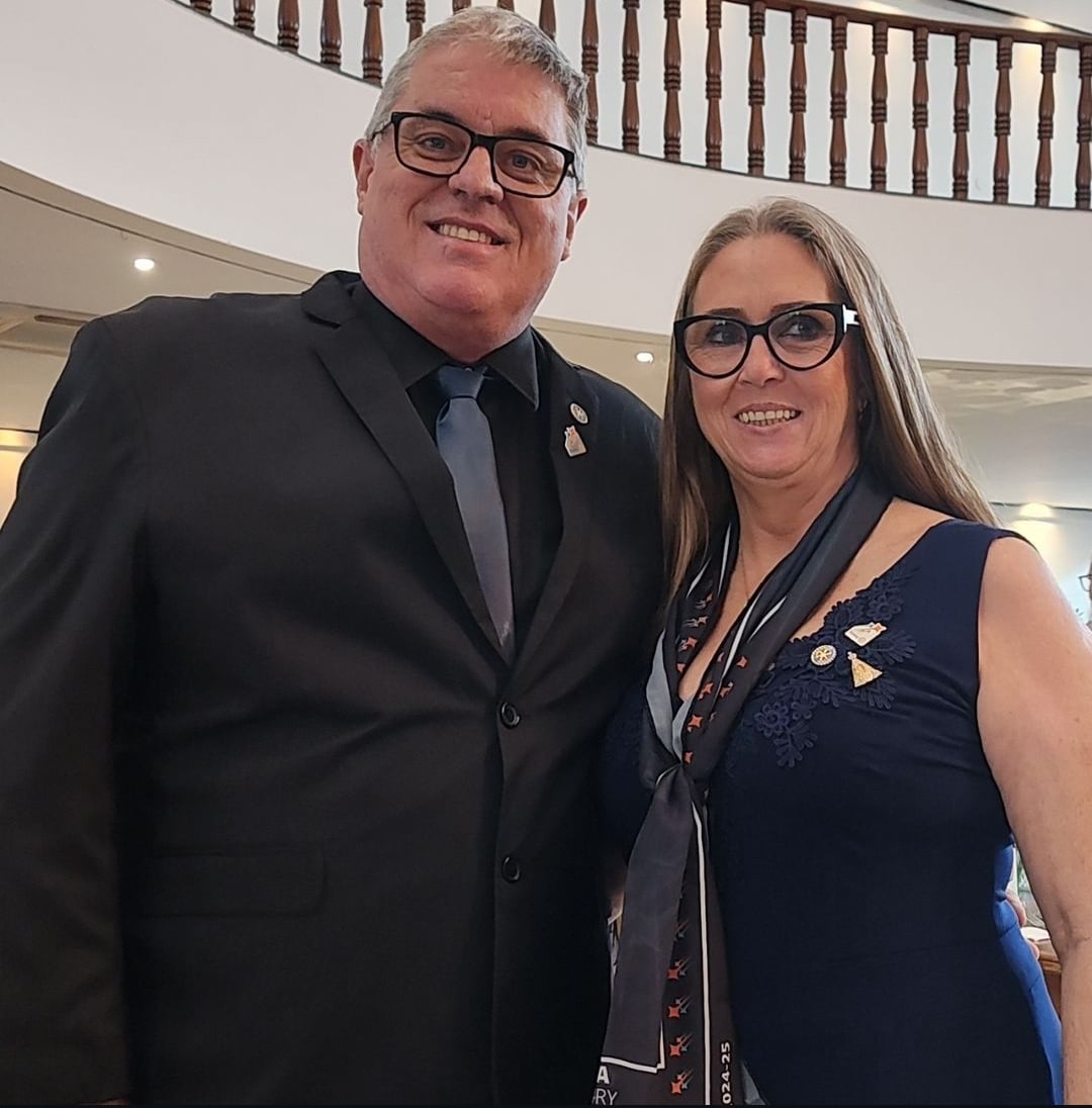 Texto do Rotary Club de Barretos:

Paulo Fernando Mazer/Cidinha, Pres. do Rotary Club de Barretos Ge...