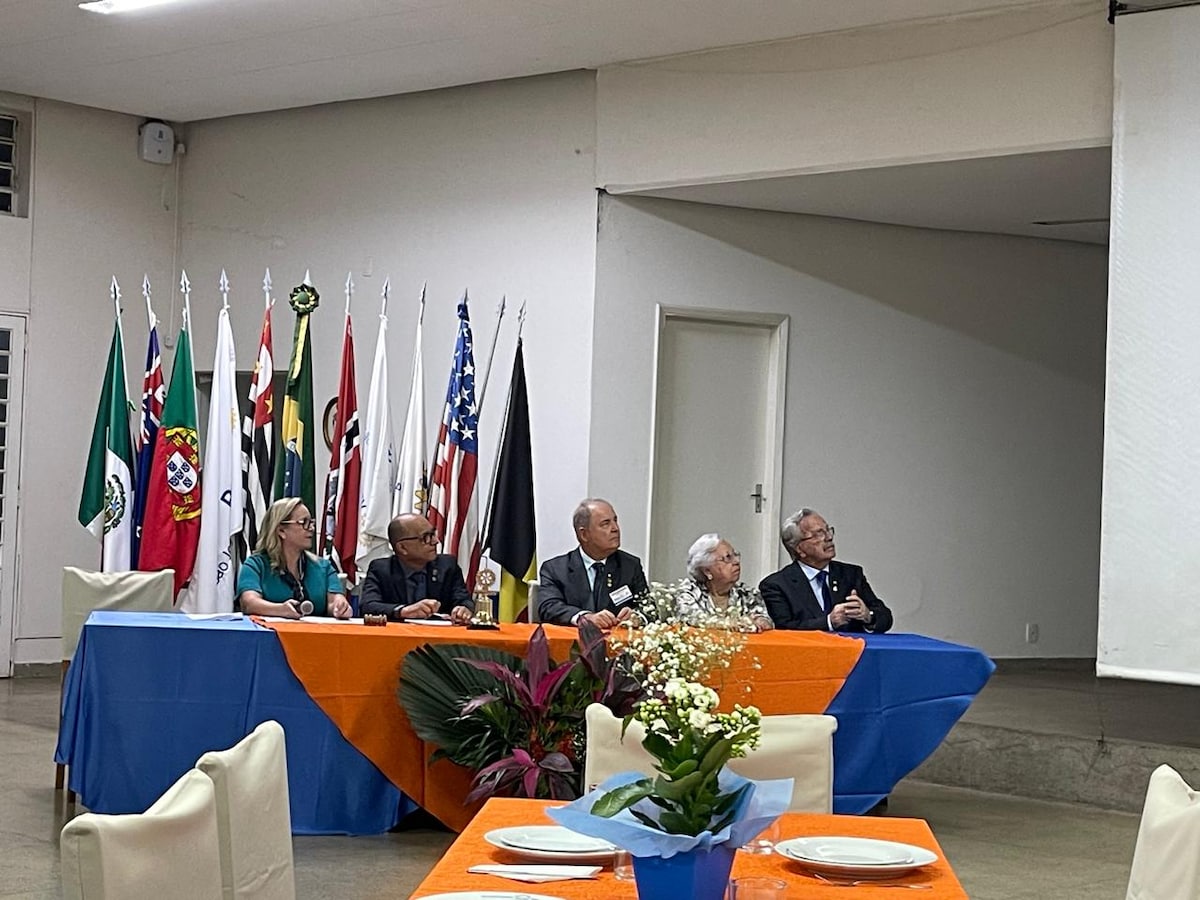 Em noite festiva e de muita emoção, O casal Altair da Silva/Marta, foram reconduzidos à Presidência ...