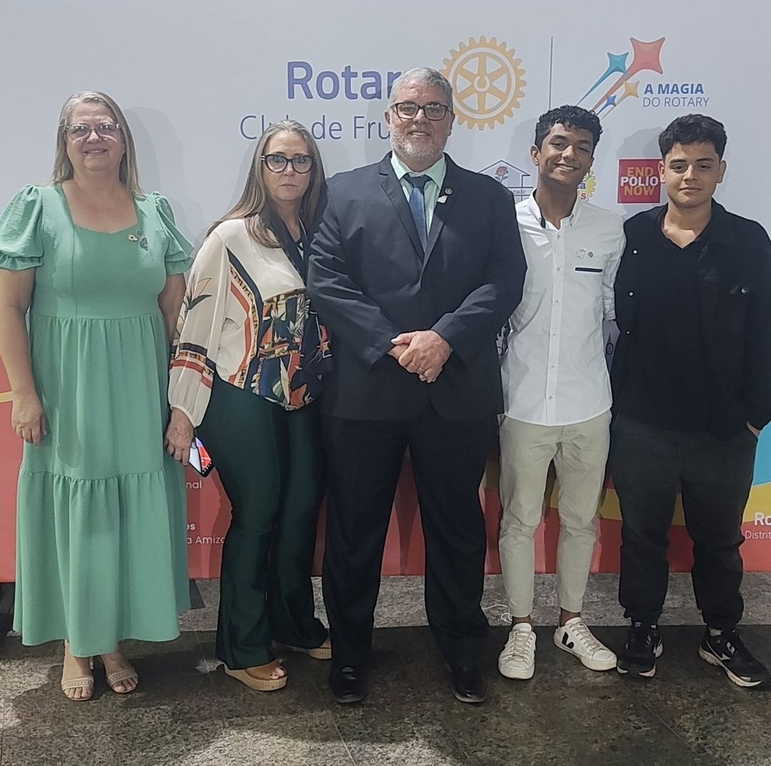 Texto do Rotary Club de Barretos:

O Pres. Paulo Fernando Mazer e sua esposa Cidinha, Companheira Fa...