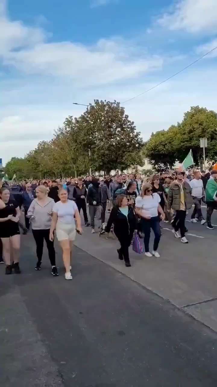 Huge crowds marching to the Gardaí station in Collock. 

Ireland rises 🇮🇪