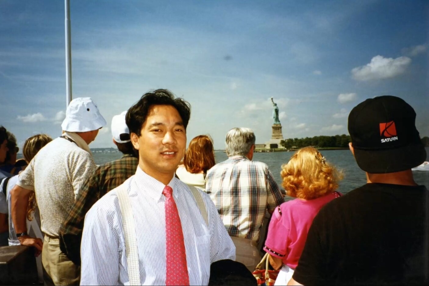 睡着时 偶尔会心悸
每当梦见 年少热血勇敢的你
若曾长大 应该也会穿过老照片和手机
拥抱那个 守护家人的你

离开村庄 坐上飞机
用了年轻时所有的力气
笑听旁人言语不顾忌
永远记得六十人交给你的讲义
...