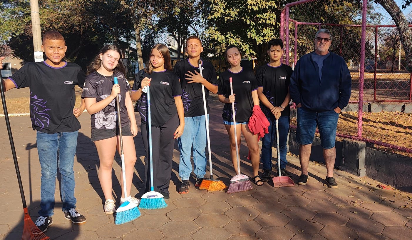 Interact Club de Barretos inicia projeto de incentivo à limpeza de praças e ruas da cidade, começand...