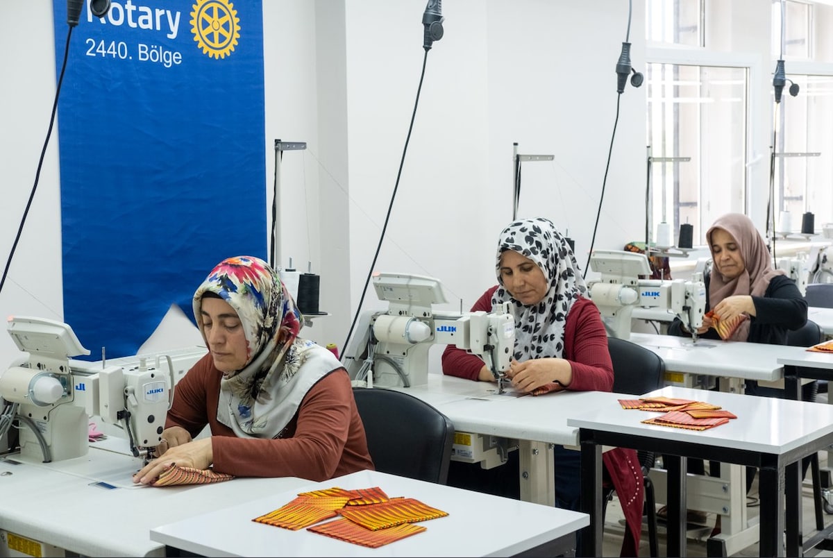 Desde o terremoto de fevereiro de 2023, que matou mais de 55.000 pessoas, o #Rotary distribuiu mais ...