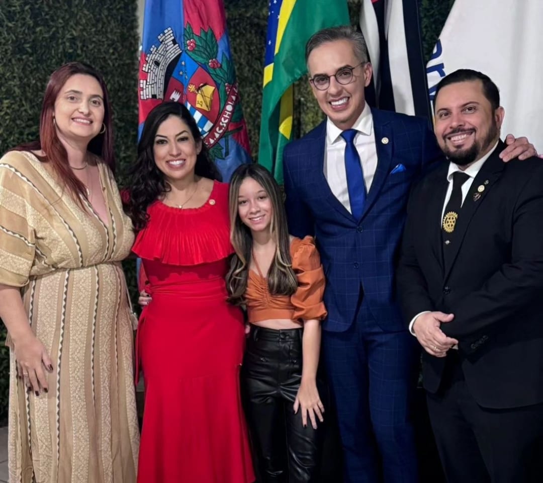 Texto de Ricardo Bortoli do Rotary Club de Lins:

Família homenageada da noite. Nossos amigos foram ...