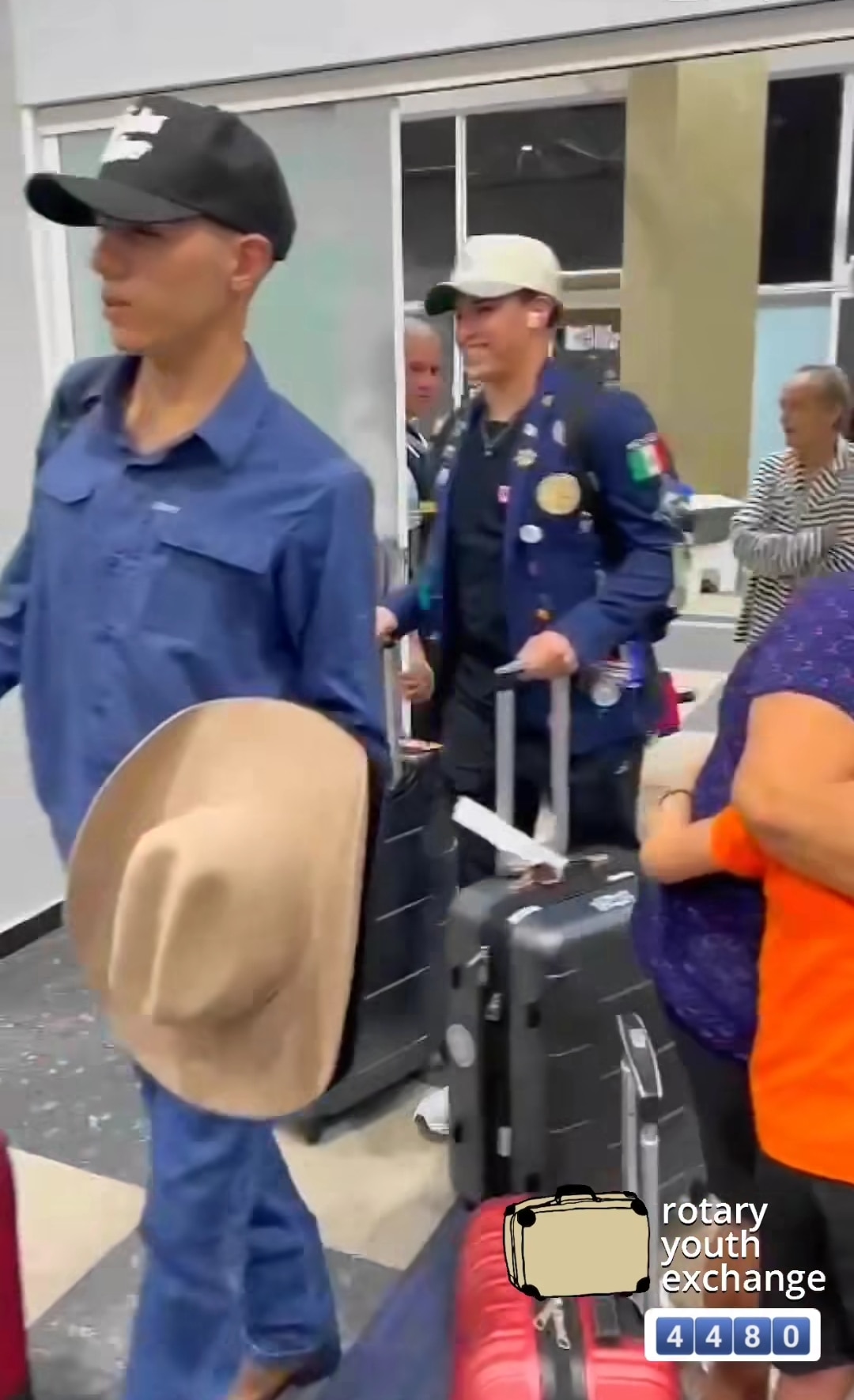 Texto do YEP4480:

Nosso chegadas e partidas é o desembarque do nosso querido mexicano Arturo, Turi,...