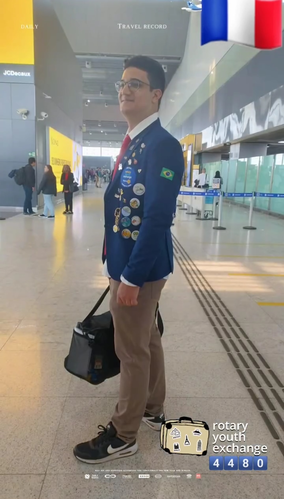 Texto do YEP4480:

Nosso chegadas e partidas é o embarque do Enzo para a França.
Agora é com vc Enzo...