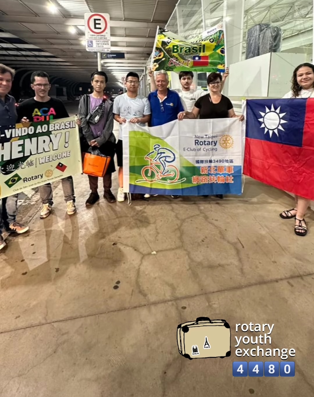 Texto do YEP4480:

Nosso chegadas e partidas de hoje foi atípico, finalmente o ônibus de Taiwan cheg...