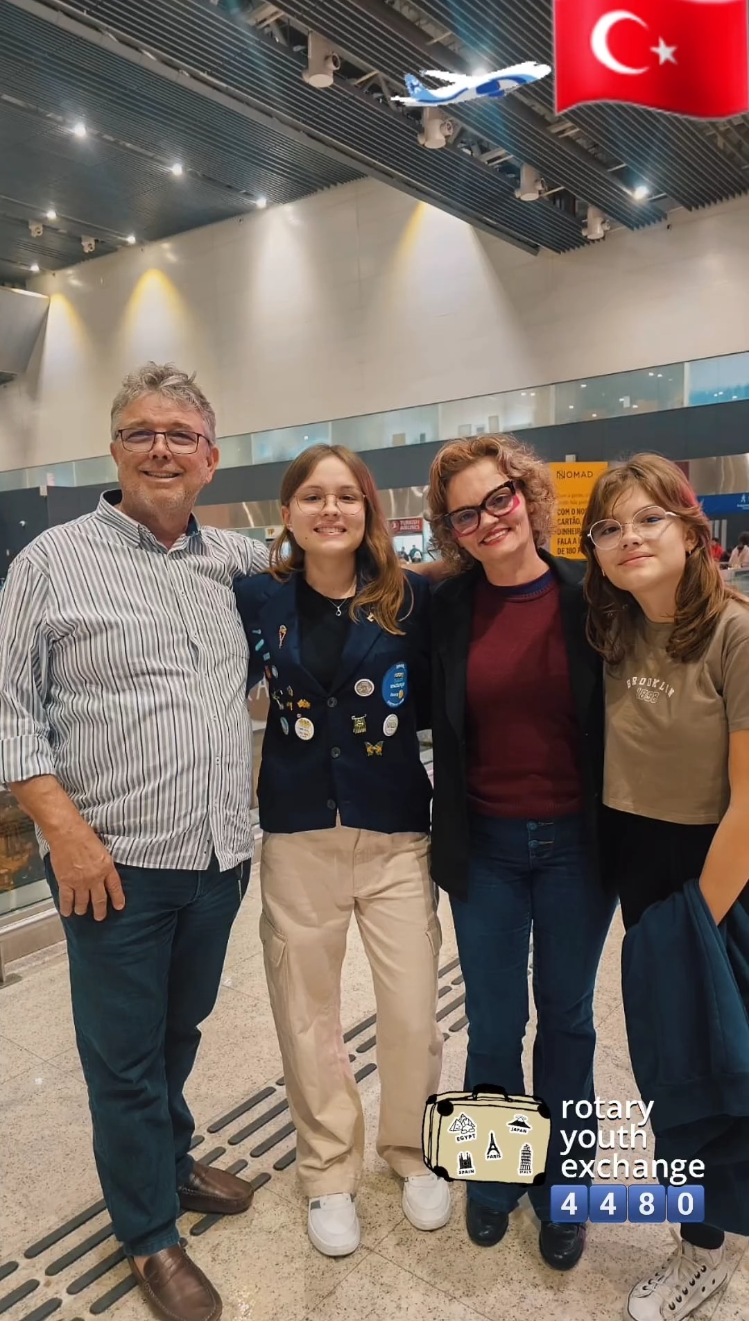 Texto do YEP4480:

Nosso chegadas e partidas é o embarque da nossa querida Laura, embarcando para se...