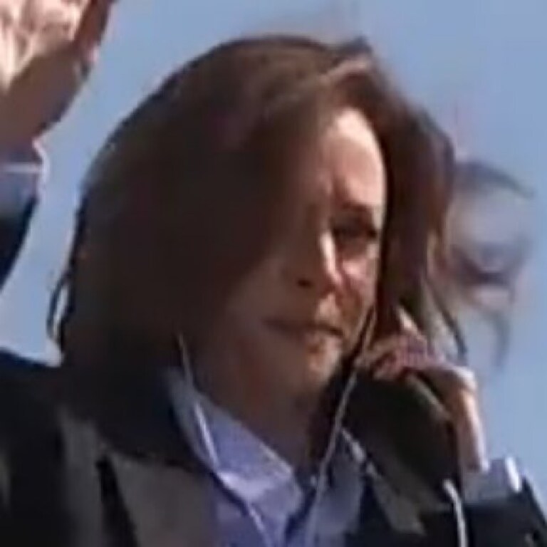 Is anyone of you holding your phone to your ear, while wearing headphones?
Kamala needs to get smarter to avoid the Media’s questions! 😂🤣