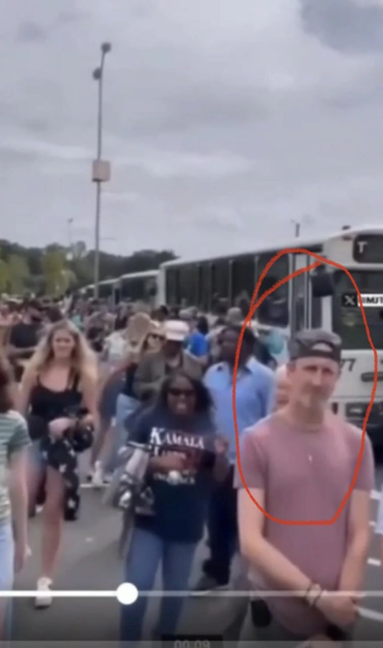 ORA, ORA
QUEM DIRIA 
O atirador Ryan Routh estava em um comício de Kamala Harris três dias antes da ...