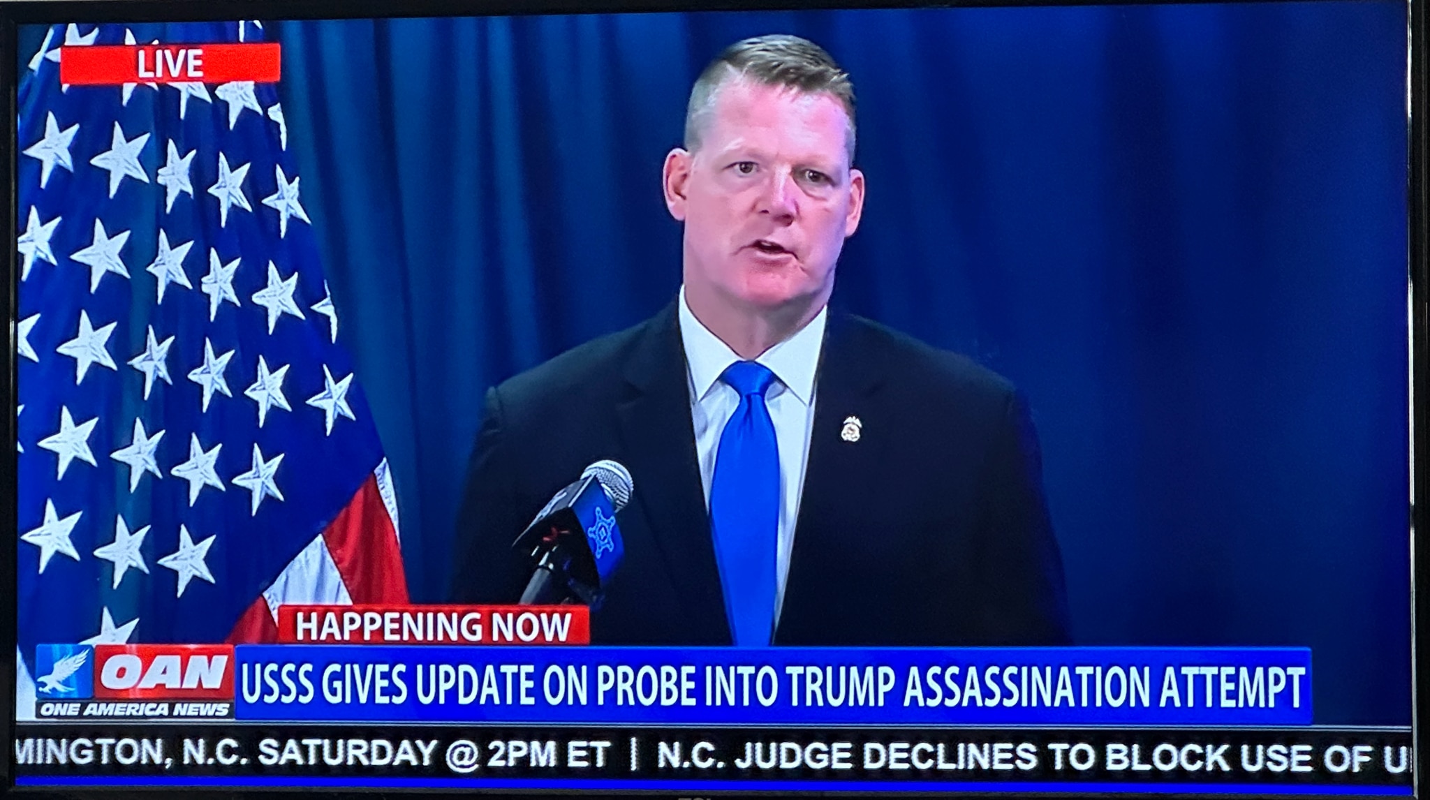 There he is, Secret Service director Ronald Rowe with his blue tie 🙄giving a press conference today...