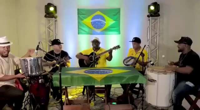 Quero falar de política agora não. 
Gosta de pagode?
