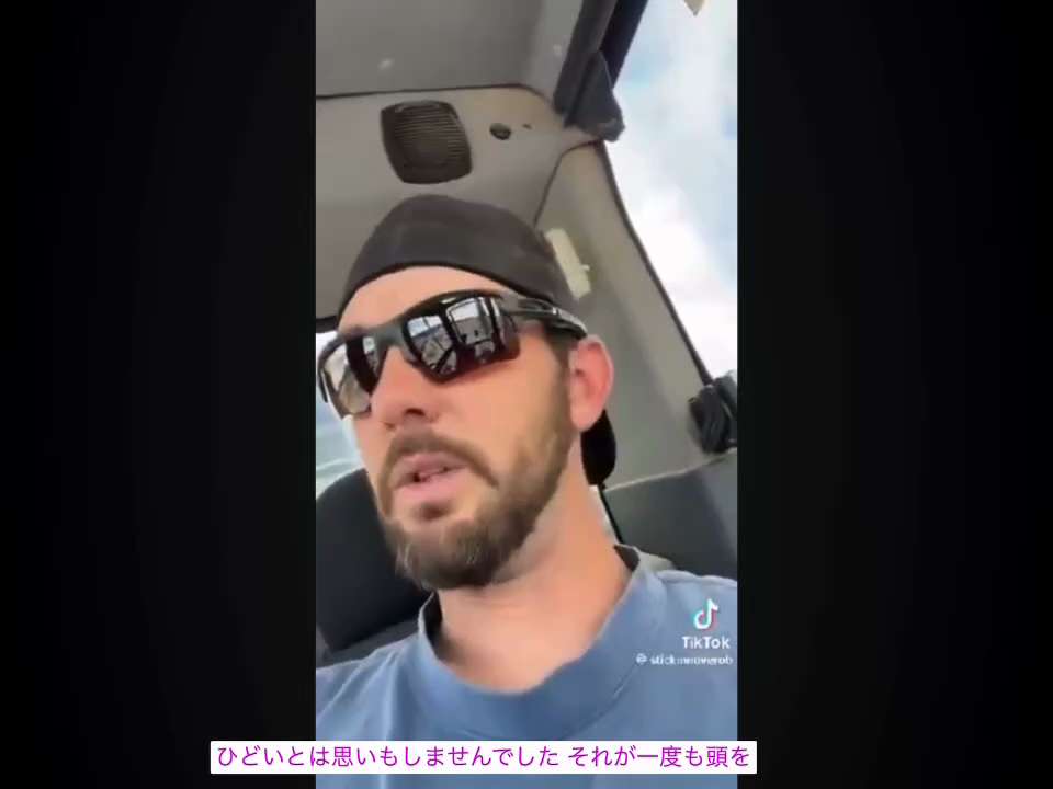 この男性は、港湾労働者のストライキの主な理由の一つが、毎日コンテナから出てくる子供たちの叫び声であることを認めている。