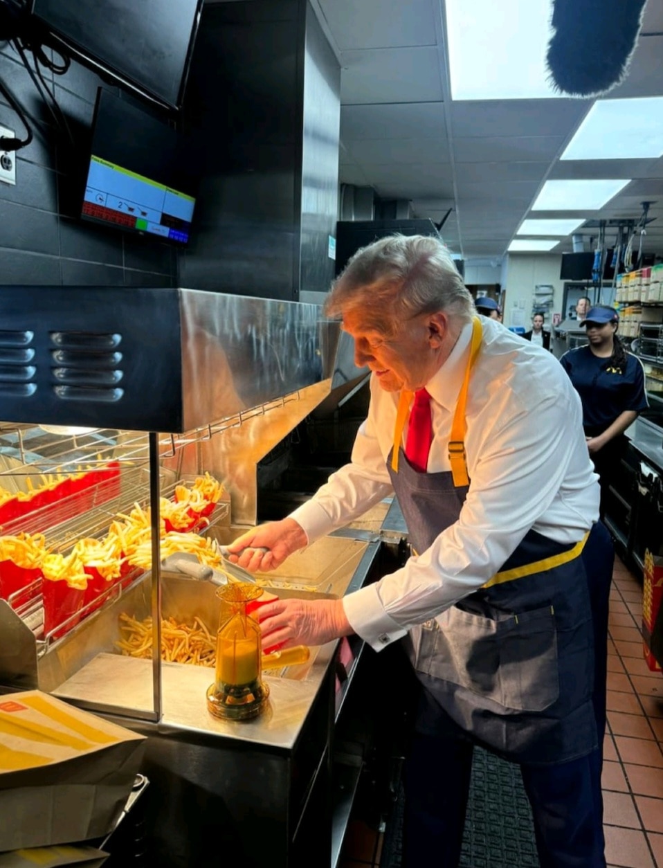 WiseEnough on GETTR : Just another day in America... Making Fries Great Again!!! 🇺🇲