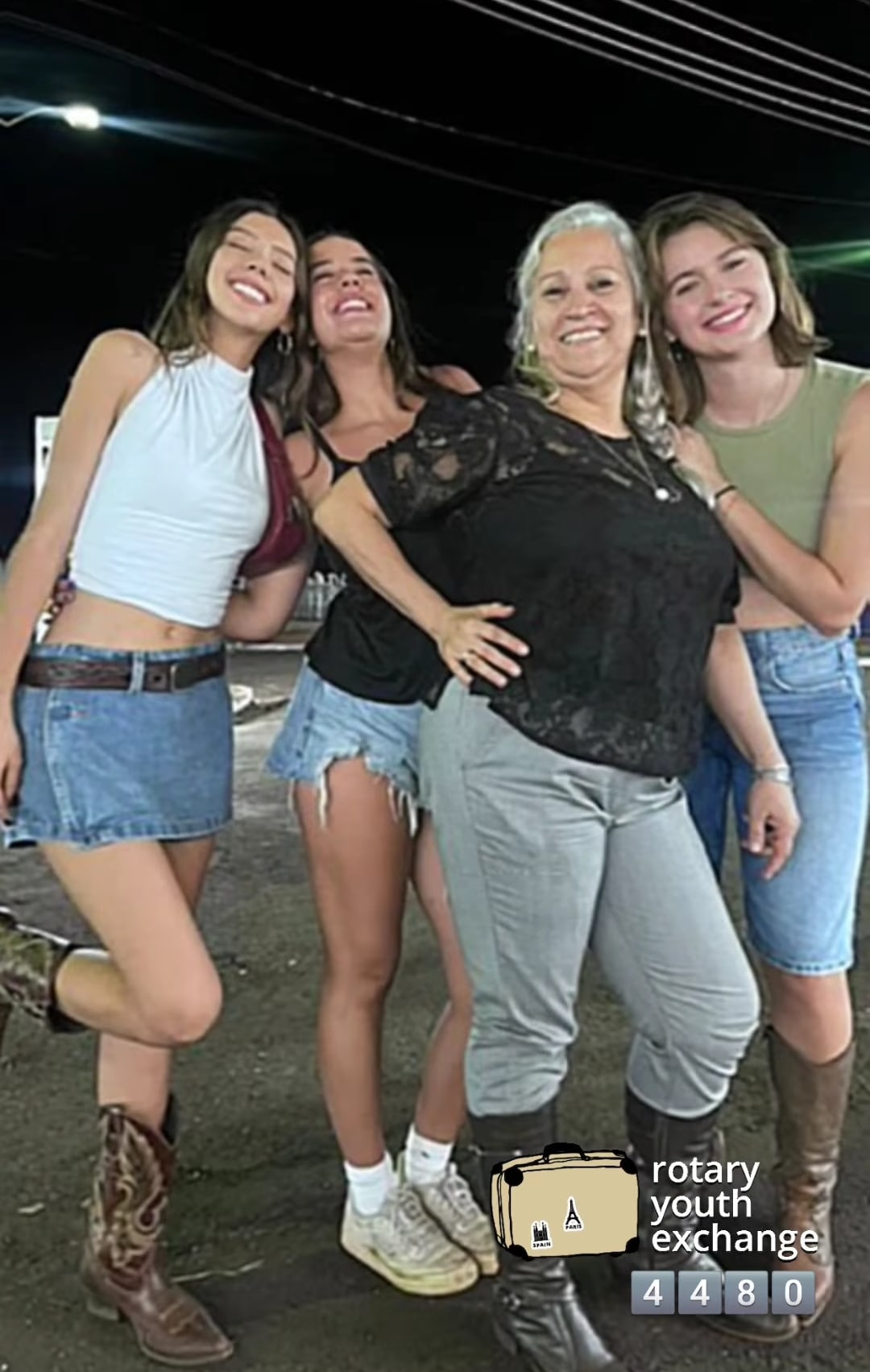 Texto do YEP4480:

Mamuska Irene e o papusko Zequinha, levaram a filhota de intercambio Camila, junt...