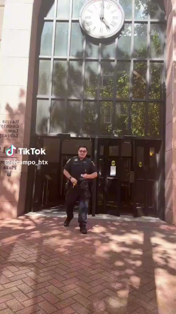 Texas cop early votes for President Trump 

http://citizenfreepress.com/
