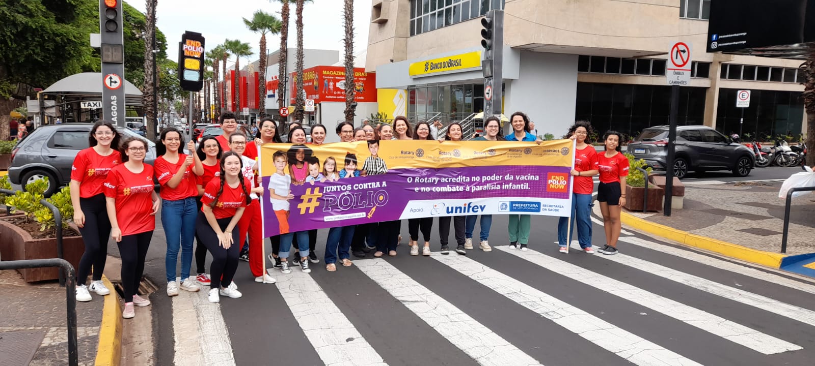 Manhã de sábado de trabalho rotário e conscientização para a necessidade da vacinação contra a polio...