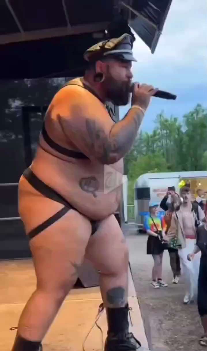 Hahahaha!  OMG!  This is so horrible. 

