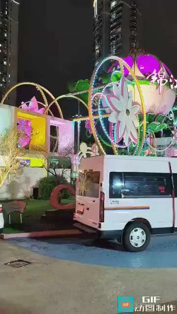 2024/10月27日晚，上海锦江乐园停满了警车，门外有不少警察驻守如临大敌。
