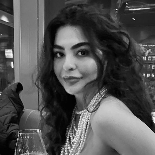 ✨Daily outfits | beauty tips |
 self reflection 
🤍Doing it for girls 
💌collabs: zahraelnaheem@gmail.com  
🇮🇳🇬🇧
Amb...