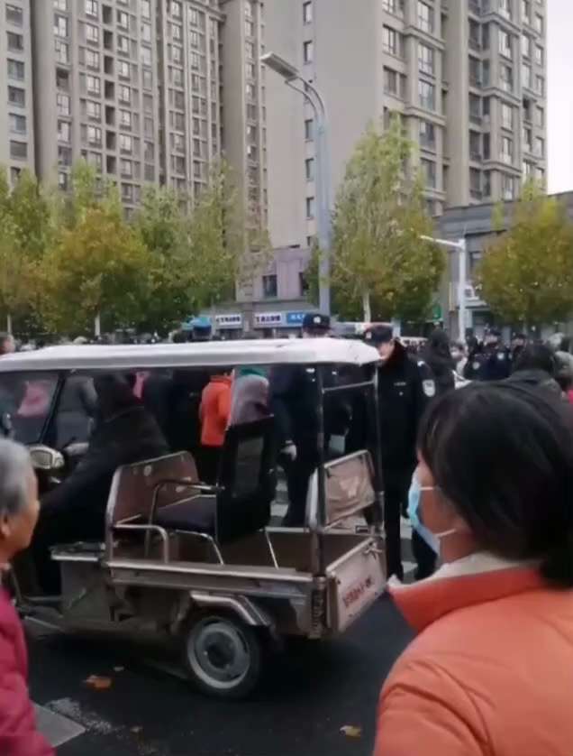 中共 #房地产 新陷阱⚠️：#房票 #安置房，中共与开发商合伙洗劫老百姓，爆发维权‼️
#郑州 #惠济区 #弓寨村 安置房，房票6200元，指定购买 #融创 运河宸院，融创从原本8200一平米故意涨到...