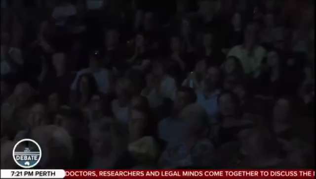 Der herzzerreißende Moment, in dem Professor Ian Brighthope vor Tausenden von Menschen in Perth in T...