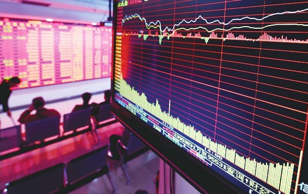 A股3170点又跌破了，股民们都在恐慌，依旧不肯割肉，只等市场止跌了。按照理论，这个位置是反弹之后再跌，市场却选择直接下跌，50多家跌停，4800家下跌，跟去年的1月份一样，天天都是4000多家下跌，...