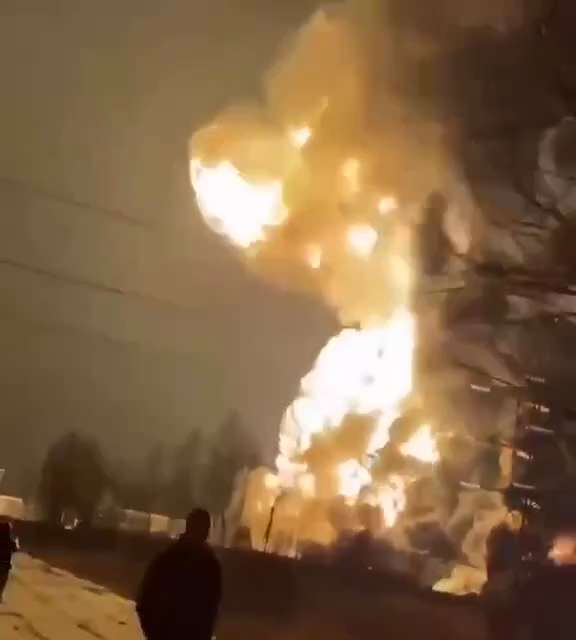 据报:当地【1月24日凌晨】俄罗斯 梁赞 炼油厂 发生大 #爆炸 目前已波及住宅区，民众称由 乌克兰 #无人机 袭击 引发一系列大规模爆炸  #俄乌战争