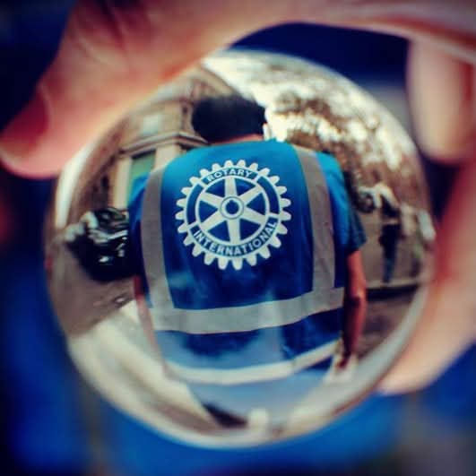 Texto do Rotary Brasil:

Resolver alguns dos problemas mais complexos e urgentes do mundo exige comp...