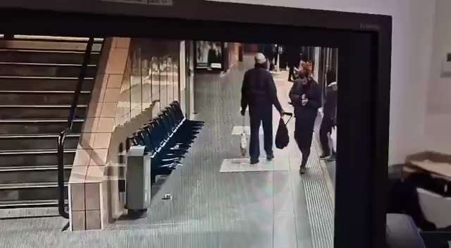 ADMIN POST. 

Sunday at the Guillotière metro station, in Lyon. 

A man accidentally bumps into another.

He runs up behind him and stabs him in the neck.

Suspect being sought.