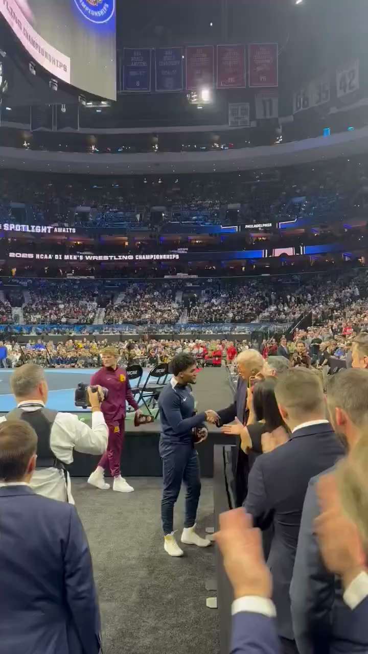 🚨 CARTER STAROCCI WINS HIS 5TH NCAA D1 WRESTLING CHAMPIONSHIP AND SHAKES HANDS WITH THE POTUS 47! �...