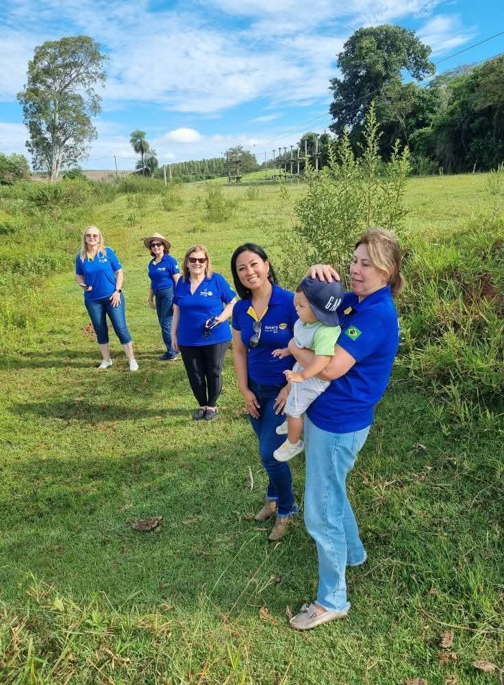 Rotary Club de Lins Sul comemorou o Dia Mundial da Água plantando mudas nativas, para proteção de na...