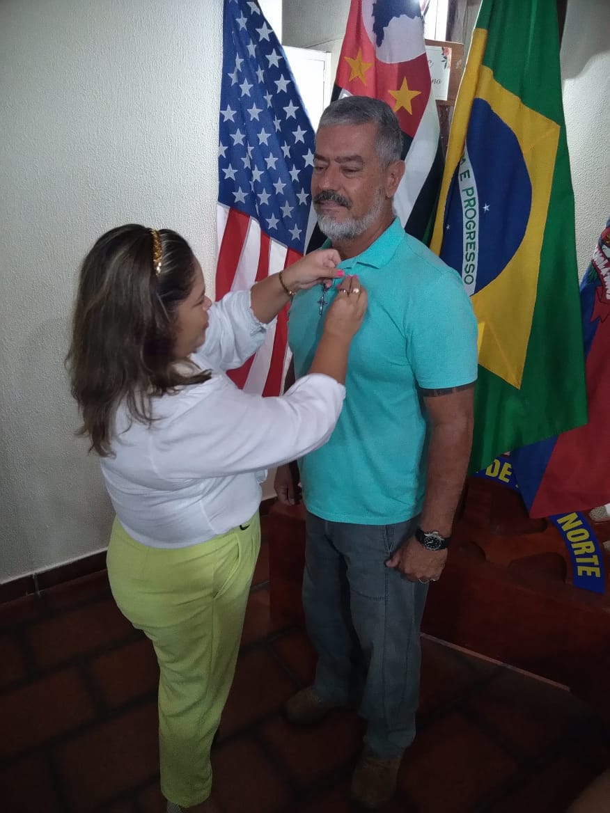 Na 33ª Reunião Ordinária do Rotary Club de Lins Norte, o companheiro Wagner Casadei recebeu o Boton ...