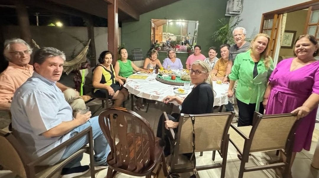 Texto de Fabiana Gonçalves:

Reunião no Rotary Club de Colina, com a presença sempre brilhante do Go...