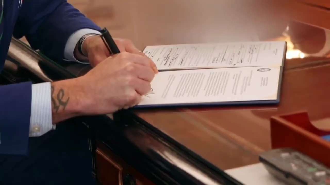 意义重大

国防部长皮特·赫格塞斯就“新冠疫苗强制令”道歉，称前任政府向军队强制接种“实验性疫苗”是违法行为。
