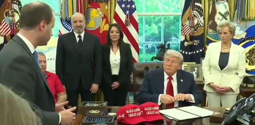 🚨突發：川普總統簽署行政命令，要求各大學披露外國資金來源🔥



這項命令旨在提高透明度，防止外國勢力通過資助教育機構對美國內政產生影響。



幾十年來，美國高校一邊收取聯邦撥款，一邊私下接受數...