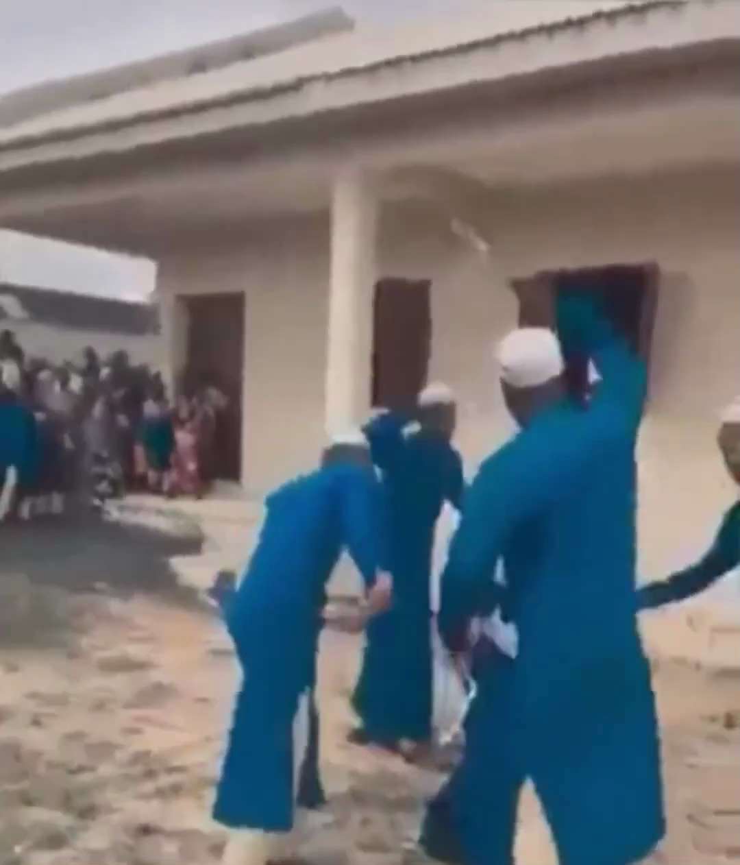 Wer sehen will, wie Frauen in manchen islamisch geprägten Ländern behandelt werden – hier ein trauri...