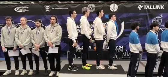 Es gibt noch Menschen mit Rückgrat? Das Schweizer und italienische Fechtteam dreht sich bei der Nati...