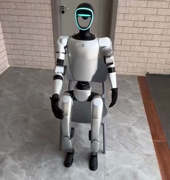 【贻笑大方🤪】#习近平 考察上海 #人工智能 产业时称，人工智能、高新技术是强党国伟业连在一起。还要坚持自立自强的推动发展。
结果真相是，看看中共制造的人工智能 #机器人🤖️，立都立不起来，站起来...