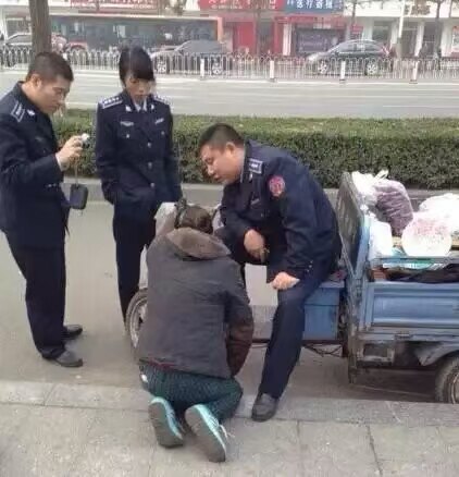 🇨🇳中共发布视频《不跪》

👉 可是欺负中国人下跪的，不是美国，是中共❗️
👉 中共是独裁政权，中国是奴隶社会。
👉 中国人是中共免费的人体器官库、待割的韭菜、人矿资源、矿渣……唯独，不是人