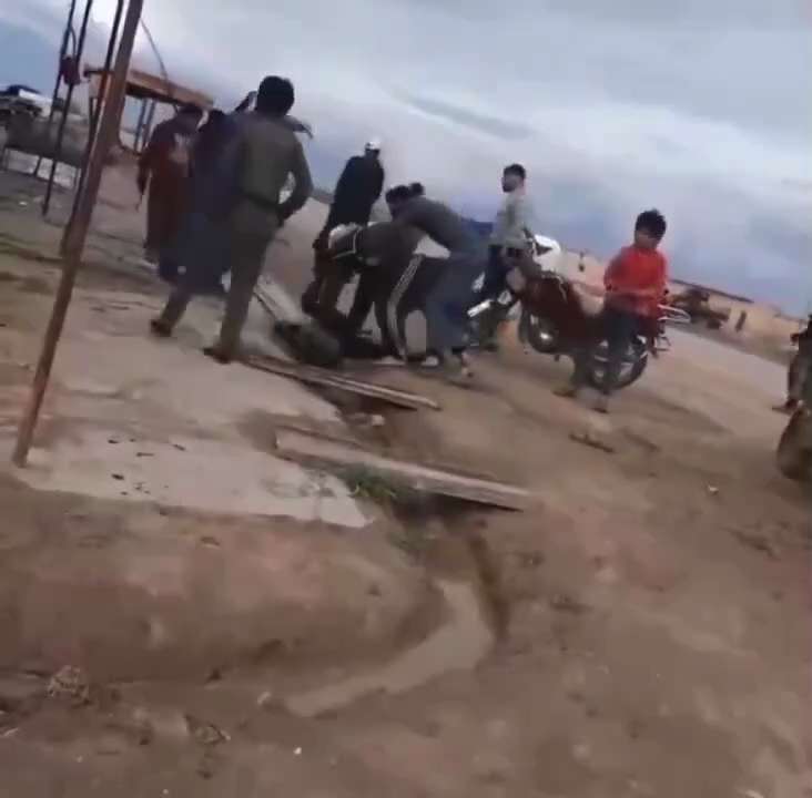 Ein Video, das sprachlos macht: Eine Frau wird mitten auf der Straße von mehreren Männern – darunter...