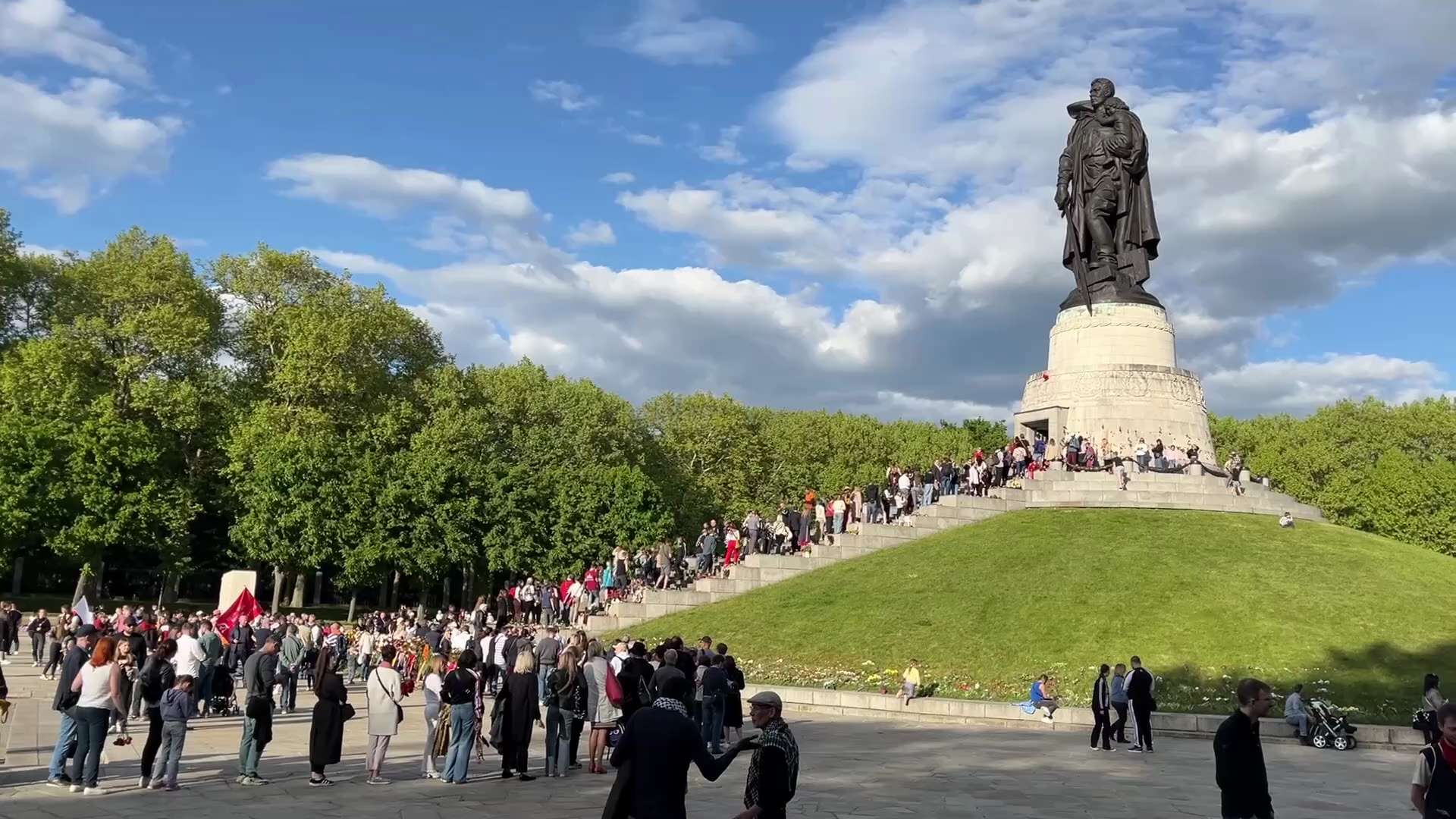 #9Mai #Berlin 

Menschen strömen zum Sowjetischen Ehrenmal im Treptower Park, um dort Blumen  und Kr...