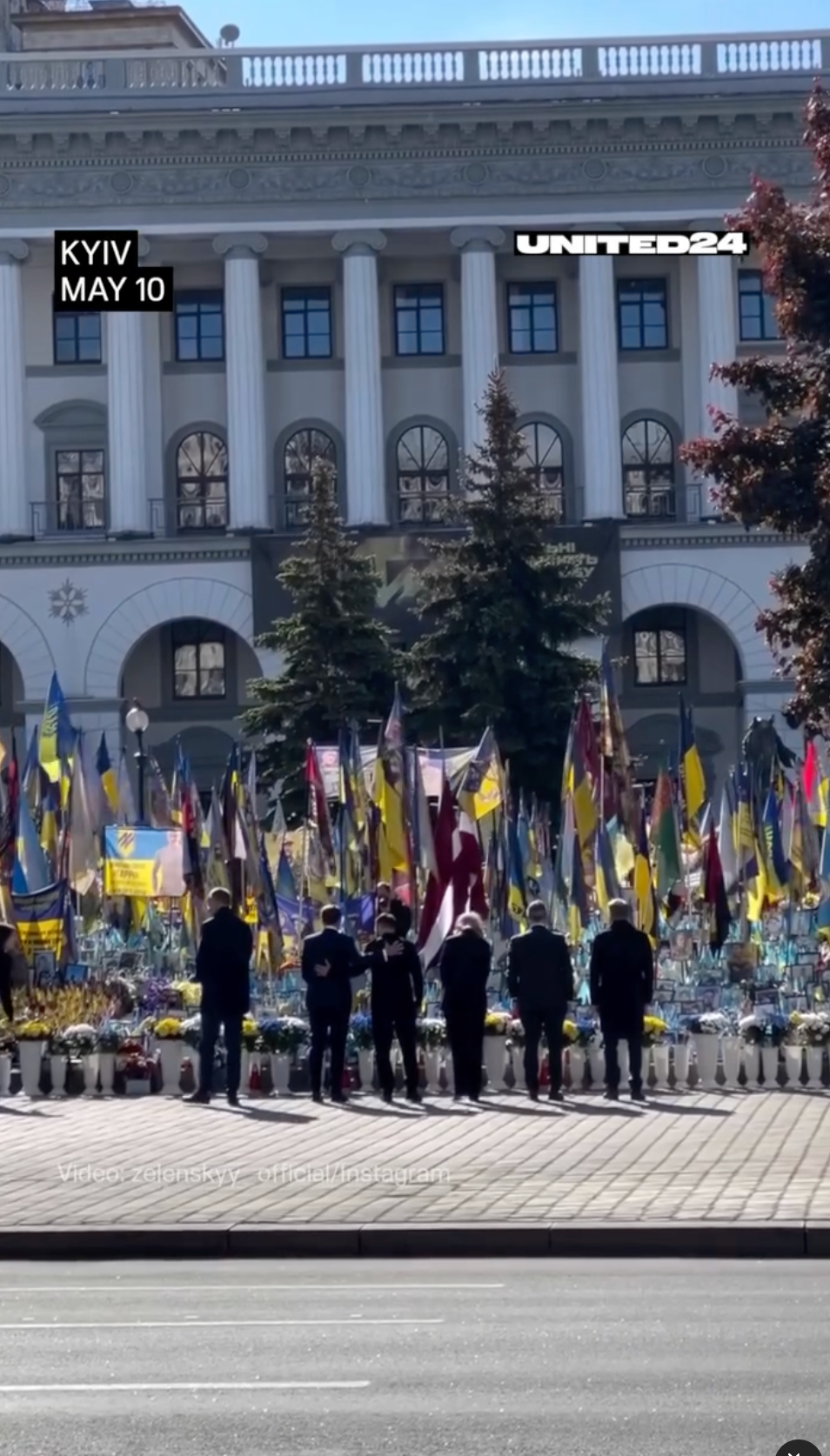 Bundeskanzler Merz am 10. März auf dem symbolischen Friedhof in Kiew mit Flaggen mit Nazi-Symbolen (...