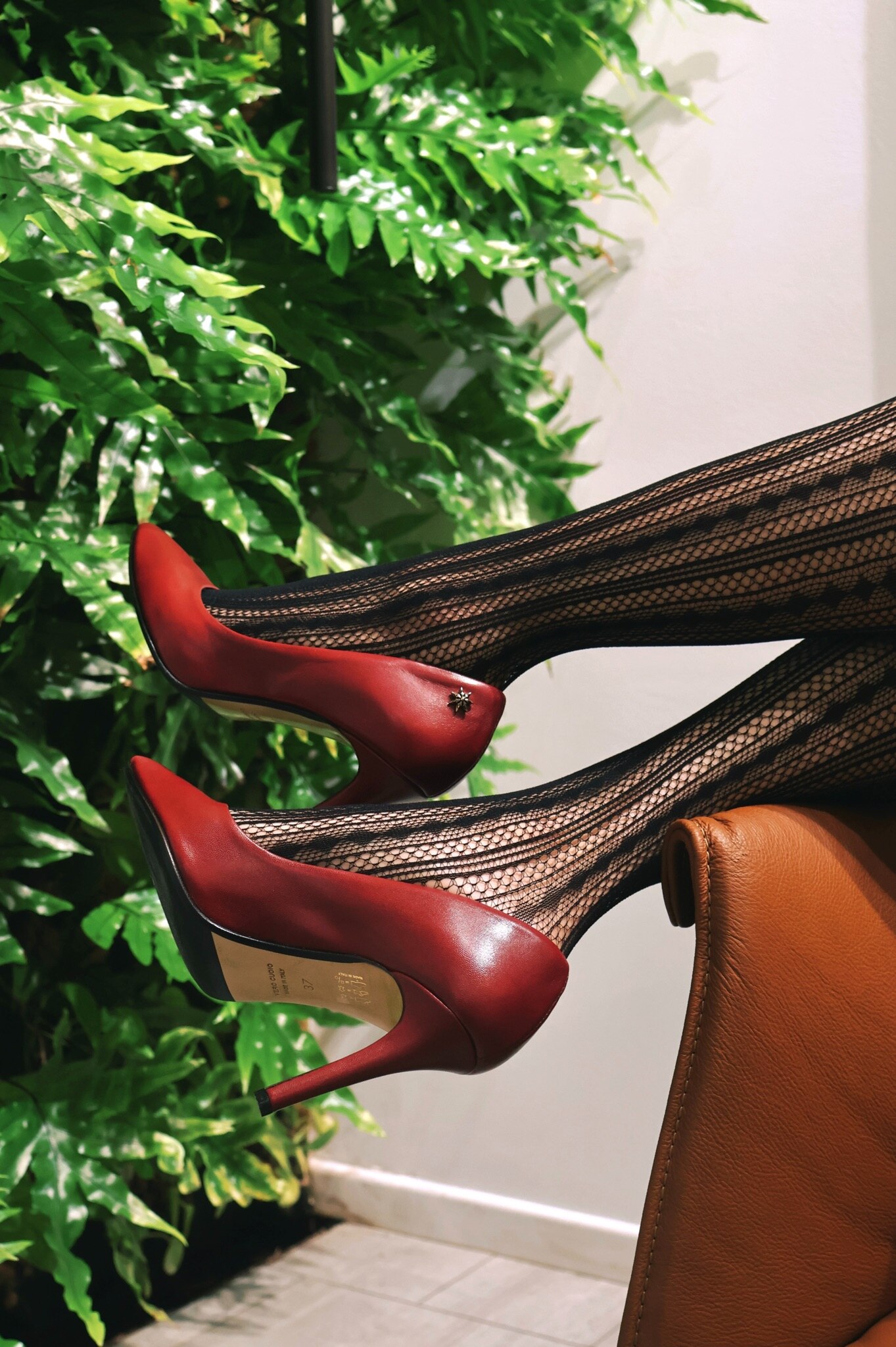 如果在约会的时候穿上这双烈焰细跟高跟鞋，对方一定会察觉到：“她今天不一样。”

这红色太特别了，不是那种刺眼的亮红，而是像红酒般的颜色，低调、撩人又充满女人味。♥️♥️♥️

走在街上，路灯一照，鞋面...