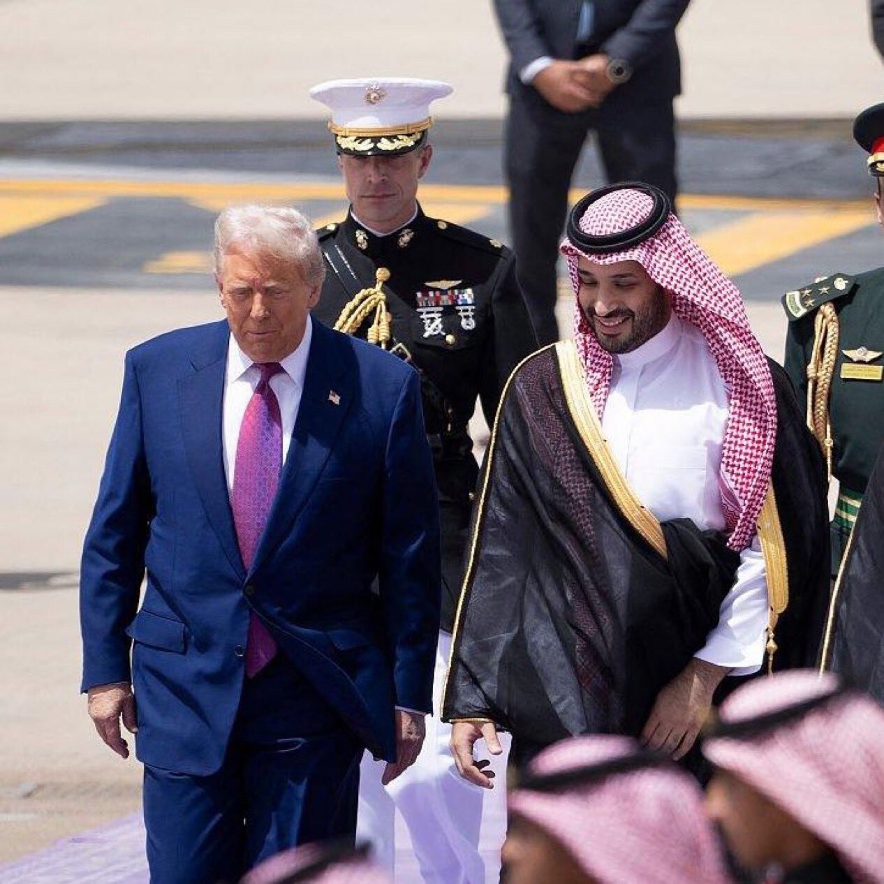 🔔6000亿砸响第一枪，中共听懂了“跪下”二字！
📣今天，一场全球瞩目的午餐会，敲响了“美国复仇者联盟”的开场锣，川普带着硅谷大佬、军工巨头、金融寡头与沙特签下6000亿美元超级协议，震得中共三夜...