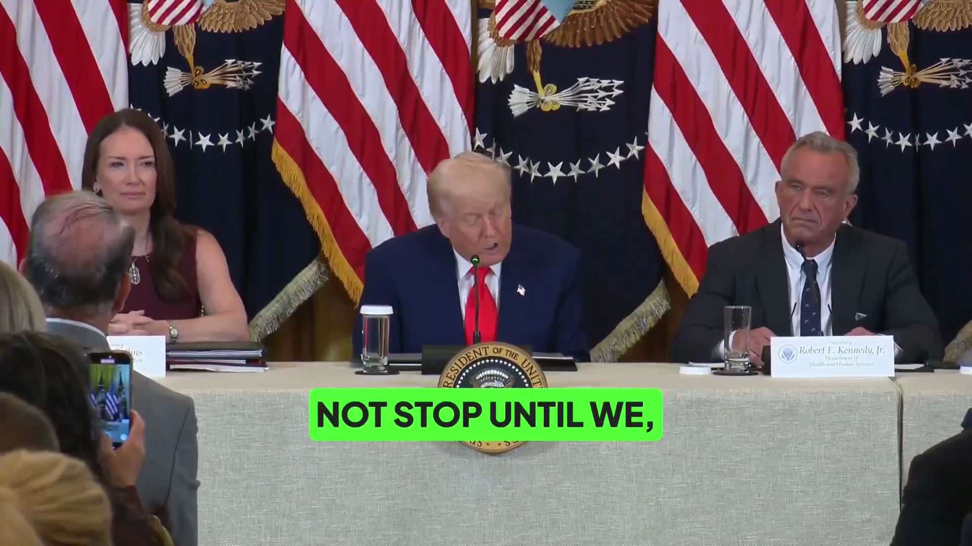 🚨 特朗普敲响警钟：“我们的孩子正遭受攻击”

🔴 特朗普总统刚刚公布了迄今为止最令人心寒的数据——而且他说话时看起来深感不安。

🗣️ “出事了……”

📉 数字不会说谎：
• 40% 的美...